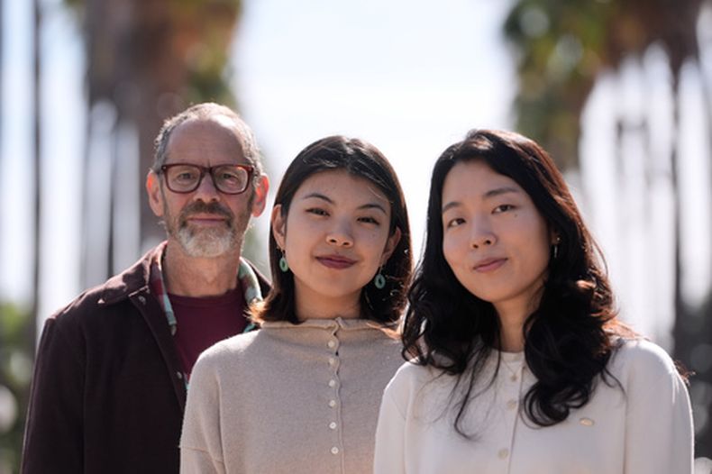 De izquierda a derecha: Dan Jurafsky, profesor de ciencias de la computación y lingüística de la Universidad de Stanford, Myra Cheng, candidata al doctorado en ciencias de la computación de Stanford y Cinoo Lee, investigador posdoctoral de Stanford en psicología, posan para las cámaras en el campus de la universidad, en Stanford, California, el jueves 26 de marzo de 2026. (AP Foto/Jeff Chiu)