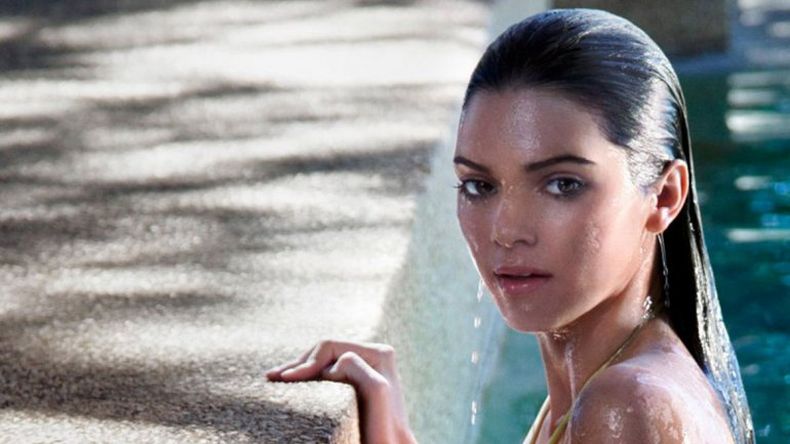 Kendall Jenner posó para la portada de una revista como una sexy Santa con una sensual lencería. Es considerada unas de las mejores modelos del mundo