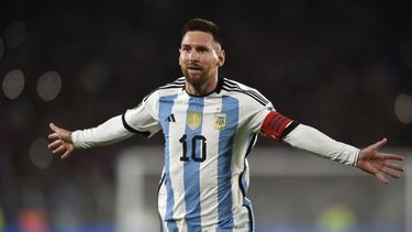 Lionel Messi celebra tras anotar un gol de tiro libre para Argentina ante Ecuador para la victoria 1-0 en las eliminatorias sudamericanas para el Mundial 2026, en el estadio Monumental de Buenos Aires, el jueves 7 de septiembre de 2023. (AP Foto/Gustavo Garello)