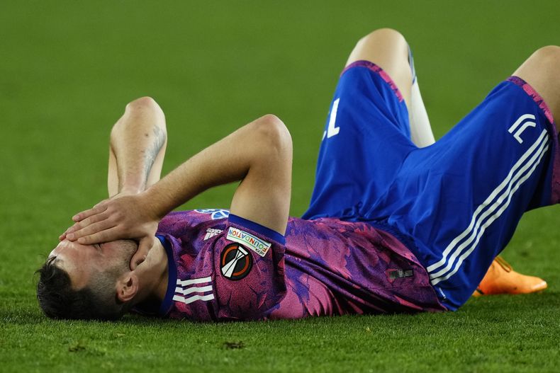 Federico Gatti, de la Juventus, se lamenta al final del partido ante Sevilla, que significó la eliminación en la Liga Europa, el jueves 18 de mayo de 2023. (AP Foto/José Bretón)