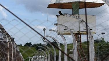 americateve | La escuelita de la prisión la convirtieron en sala improvisada para atender los enfermos. Solo le permiten pasar a los reclusos líquidos comprados en tiendas de divisas