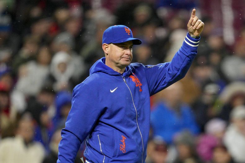 El venezolano Carlos Mendoza, manager de los Mets de Nueva York, pide un cambio de pitcher en el juego del viernes 5 de abril de 2024, ante los Rojos de Cincinnati (AP foto/Jeff Dean)