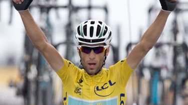 americateve | El ialiano Vincenzo Nibali festeja al cruzar la meta y ganar la 18va etapa del Tour de Francia el jueves, 24 de julio de 2014, en Hautacam, Francia. (AP Photo/Peter Dejong)