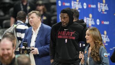 Udonis Haslem, alero del Heat de Miami, es entrevistado antes de una práctica, el miércoles 31 de mayo de 2023 (AP Foto/David Zalubowski)