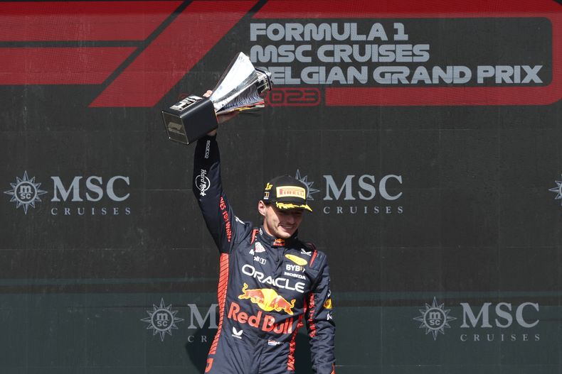ARCHIVO - Foto del 30 de julio de 2023, el piloto de Red Bull Max Verstappen celebra en el podio con su trofeo tras ganar el GP de Bélgica en Spa-Francochamps. El viernes 13 de octubre del 2023, Spa-Francochamps se mantendrá en el calendario al menos hasta el 2025. (AP Foto/Geert Vanden Wijngaert, Archivo)