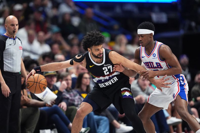 El base de los Nuggets de Denver Jamal Murray avanza con el balón frente al base de los 76ers de Filadelfia VJ Edgecombe en el encuentro del martes 17 de marzo del 2026. (AP Foto/David Zalubowski)