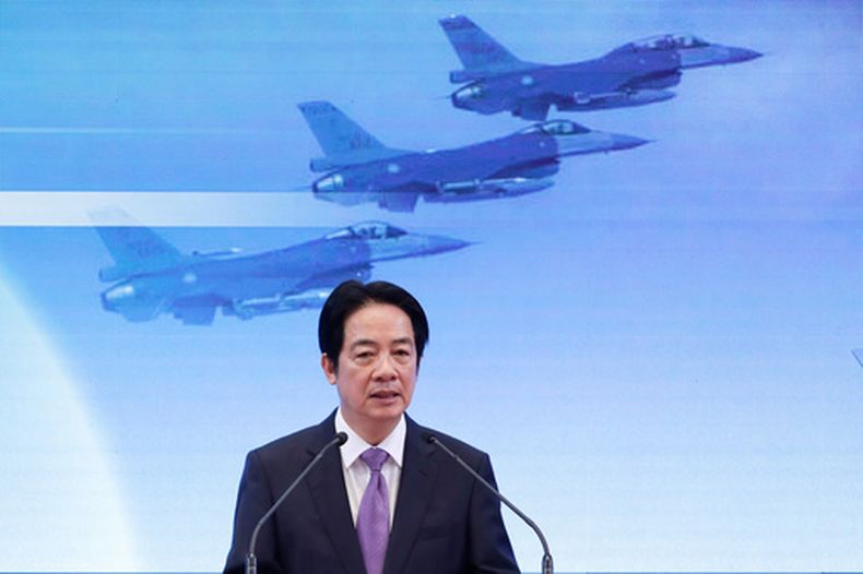 El presidente taiwanés Lai Ching-te pronuncia un discurso con motivo de su segundo aniversario en el cargo durante una conferencia de prensa, el miércoles 20 de mayo de 2026, en Taipéi, Taiwán. (AP Foto/Chiang Ying-ying)