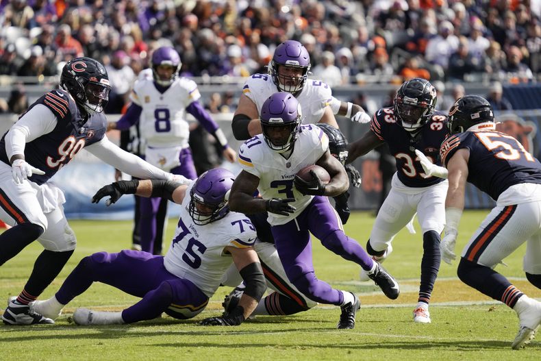 Cam Akers (31), corredor de los Vikings de Minnesota, corre con el balón durante la segunda mitad del juego de la NFL en contra de los Bears de Chicago, el domingo 15 de octubre de 2023, en Chicago. (AP Foto/Nam Y. Huh)