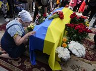 funeral en ucrania de un activista que tambien era soldado
