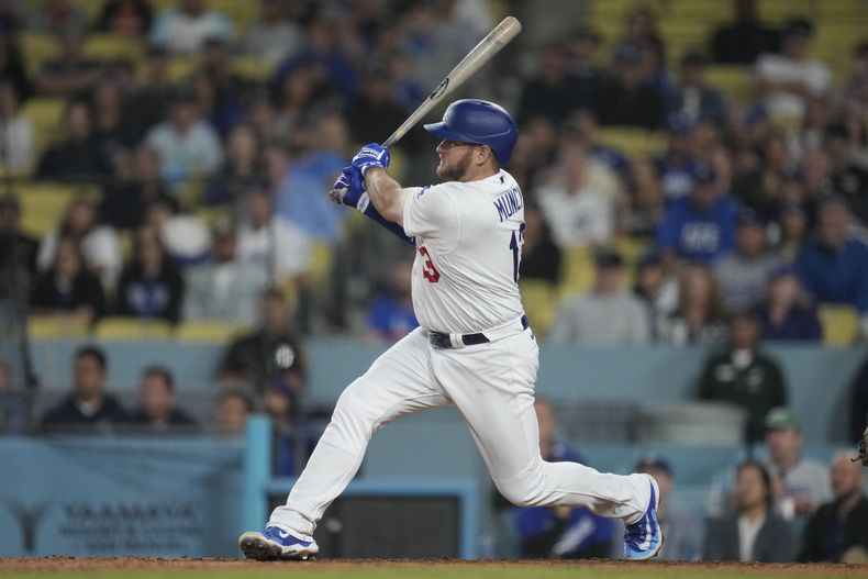 Max Muncy, de los Dodgers de Los Ángeles, pega un sencillo para definir el encuentro ante los Tigres de Detroit, el martes 19 de septiembre de 2023 (AP Foto/Ashley Landis)