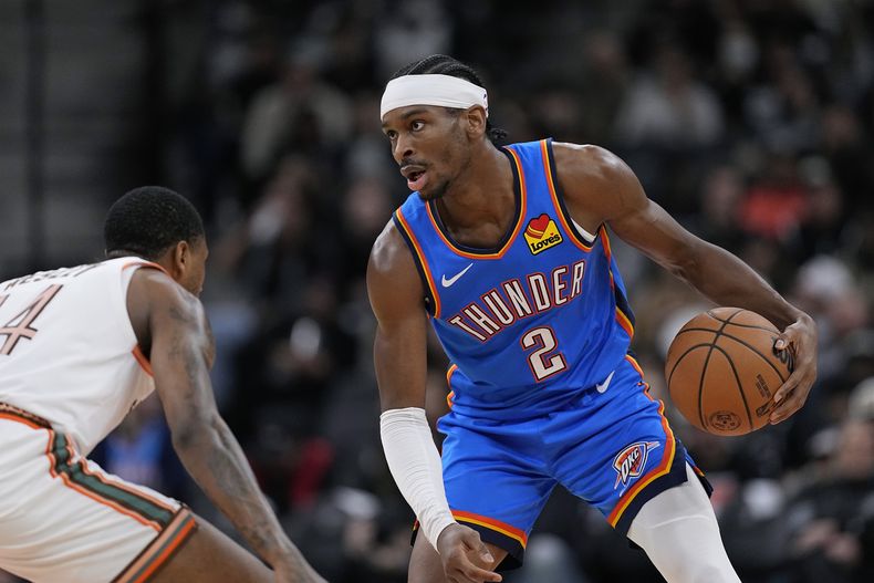 Shai Gilgeous-Alexander, base del Thunder de Oklahoma City, trata de avanzar ante Blake Wesley, de los Spurs de San Antonio, durante el partido del miércoles 24 de enero de 2024 (AP Foto/Eric Gay)