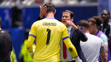 Thibaut Courtois, arquero de Bélgica, abandona la cancha y recibe un abrazo del entrenador Rudi García, durante el encuentro de cuartos de final de la Copa del Mundo ante España, el viernes 10 de julio de 2026 en Inglewood, California (AP Foto/Mark J. Terrill)