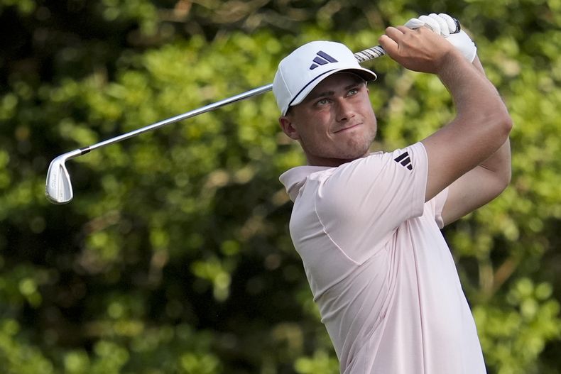 Ludvig Aberg, de Suecia, observa su tiro de salida en el hoy 15 durante la segunda ronda del torneo de golf U.S. Open, el viernes 14 de junio de 2024, en Pinehurst, Carolina del Norte. (AP Foto/George Walker IV)