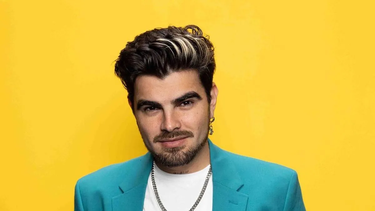 el artista venezolano jonathan moly tilda de cobardes a los artistas que no se han pronunciado ante protestas en venezuela