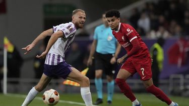 Luis Diaz del Liverpool intenta gambetear el balón para superar a Mikkel Desler del Toulouse en el encuentro del Grupo E de la Europa League el jueves 9 de noviembre del 2023. (AP Foto/Thibault Camus)
