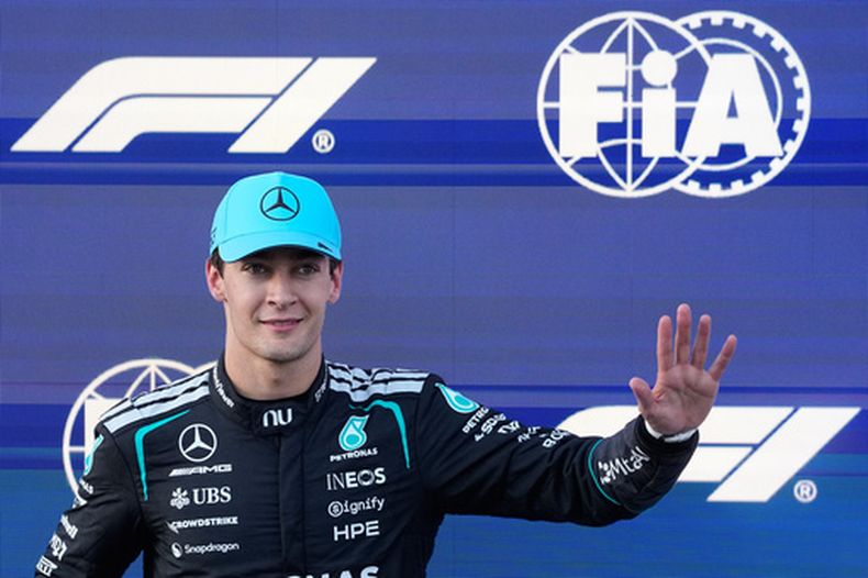 El piloto de Mercedes George Russell tras registrar el tiempo más rápido de la clasificación para el Gran Premio de Azerbaiyán, el viernes 25 de septiembre de 2026, en Bakú. (AP Foto/Darko Bandic)