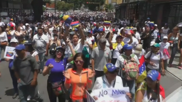 venezolanos mantienen la lucha en las calles contra el gobierno de maduro