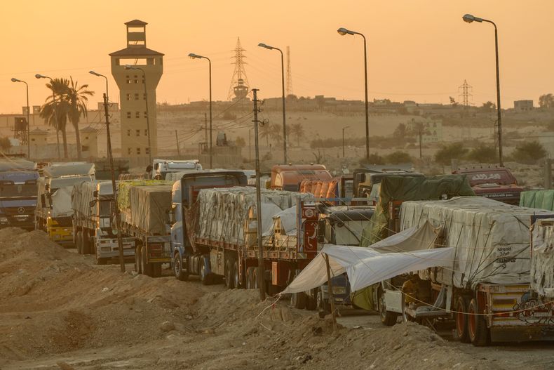 Camiones con ayuda humanitaria aguardan para cruzar la frontera de Rafah el lunes 9 de septiembre de 2024, entre Egipto y la Franja de Gaza. (AP Foto/Amr Nabil)