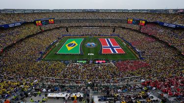 Las banderas de Brasil y Noruega se despliegan antes del partido entre ambos países en los octavos de final de la Copa del Mundo, el domingo 5 de julio de 2026 en East Rutherford, Nueva Jersey (AP Foto/Stephen K.H. Moyes)