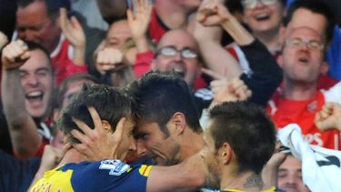 americateve | El jugador de Arsenal, Olivier Giroud, centro, festeja con un un compa&ntilde;ero tras anotar un gol contra Everton en la liga Premier el s&aacute;bado, 23 de agosto de 2014, en Liverpool. (AP Photo/Rui Vieira)