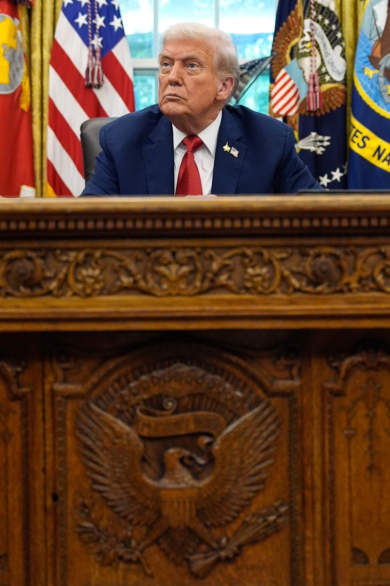 El presidente e EEUU, Donald Trump, escucha una pregunta de un periodista mientras habla tras firmar una orden ejecutiva relativa a TikTok en el Despacho Oval de la Casa Blanca, en Washington, el jueves 25 de septiembre de 2025. (AP Foto/Alex Brandon)