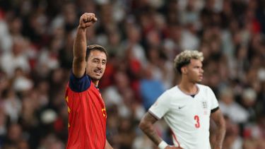 El español Mikel Oyarzabal (izquierda) celebra tras marcar el tercer gol de su equipo durante el partido de la Liga de Naciones de fútbol entre Inglaterra y España en Londres, el sábado 26 de septiembre de 2026. (Foto AP/Ian Walton)