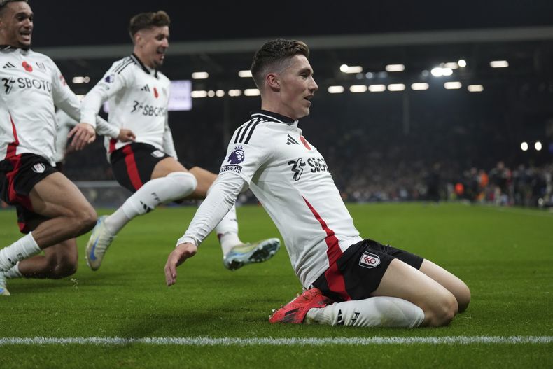 Harry Wilson, del Fulham, celebra después de anotar el segundo gol de su equipo durante el partido de fútbol de la Liga Premier inglesa entre Fulham y Brentford en el estadio Craven Cottage en Londres, el lunes 4 de noviembre de 2024. (AP Foto/Frank Augstein)