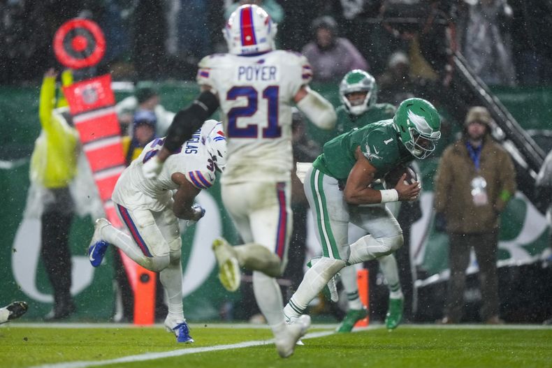 Jalen Hurts, quarterback de los Eagles de Filadelfia, anota el touchdown de la victoria en contra de los Bills de Buffalo durante el tiempo extra del juego de la NFL, el domingo 26 de noviembre de 2023, en Filadelfia. (AP Foto/Matt Rourke)
