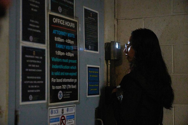 ARCHIVO - Olivia Cortez, graduada en sociología, habla con un videoportero automático mientras pregunta por su padre, Oliverio Cortez, un inmigrante arrestado por ICE en un autolavado en Glendale, California, en el exterior de un centro de ICE en Los Ángeles, el 25 de junio de 2025. (AP Foto/Damian Dovarganes, archivo)