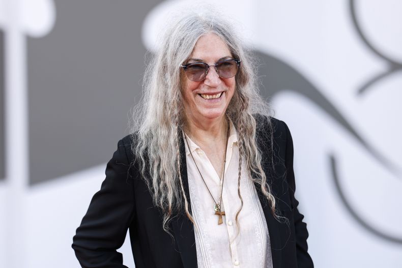 ARCHIVO - Patti Smith aparece en el estreno de Beetlejuice Beetlejuice durante la 81a edición del Festival de Cine de Venecia en Venecia, Italia, el 28 de agosto de 2024. (Foto Vianney Le Caer/Invision/AP, archivo)
