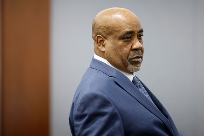 Duane Davis observa durante su juicio relacionado con el asesinato del rapero Tupac Shakur en 1996, en el Tribunal de Distrito del Condado de Clark, en el Centro Regional de Justicia de Las Vegas, el miércoles 26 de agosto de 2026. (Caroline Brehman/Pool Photo via AP)