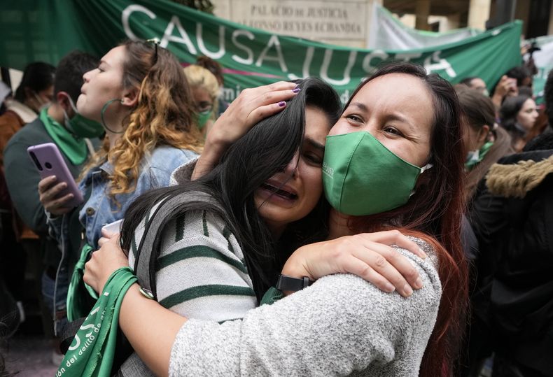 ARCHIVO - Activistas celebran después de que la Corte Constitucional aprobara la despenalización del aborto, levantando todas las limitaciones del procedimiento hasta la semana 24 de embarazo, en Bogotá, Colombia, el 21 de febrero de 2022. (AP Foto/Fernando Vergara, Archivo)