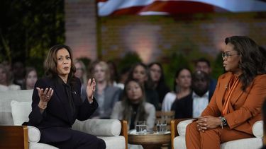 La candidata presidencial demócrata Kamala Harris habla con Oprah Winfrey en el evento Oprahs Unite for America Live Streaming, el jueves 19 de septiembre de 2024, en Farmington Hills, Michigan. (AP Foto/Paul Sancya)