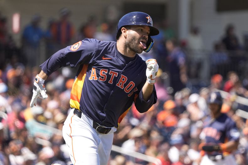 José Altuve de los Astros de Houston tras batear un sencillo en un juego de pretemporada ante los Tigres de Detroit, el lunes 11 de marzo de 2024, en West Palm Beach, Florida. (AP Foto/Jeff Roberson)