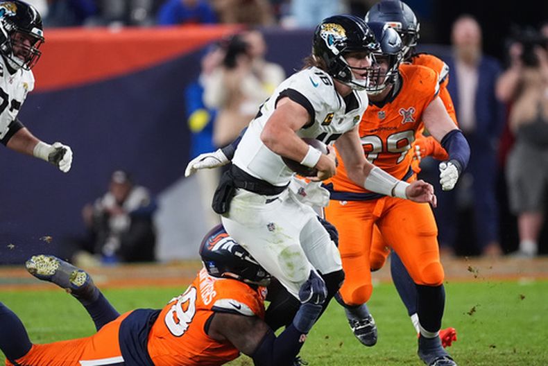 El defensive end de los Broncos de Denver John Franklin-Myers captura al quarterback de los Jaguars de Jacksonville Trevor Lawrence en el encuentro del domingo 21 de diciembre del 2025. (AP Foto/David Zalubowski)