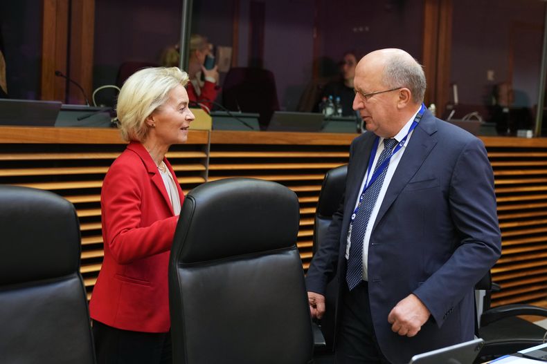 La presidenta de la Comisión Europea, Ursula von der Leyen, a la izquierda, habla con el comisario europeo de Defensa y Espacio, Andrius Kubilius, durante la reunión semanal de comisarios en la sede de la UE en Bruselas, Bélgica, el martes 4 de noviembre de 2025. (AP Foto/Virginia Mayo)