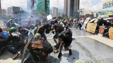 Venezolanos apelan a escudos y armas caseras en protestas