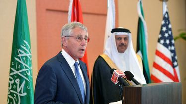 americateve | Chuck Hagel, secretario estadounidense de Defensa, habla con la prensa mientras lo observa el secretario general del Consejo de Cooperaci&oacute;n para los Estados &Aacute;rabes del Golfo P&eacute;rsico Abdullatif bin Rashid Al-Zayani, en la reuni&oacute;