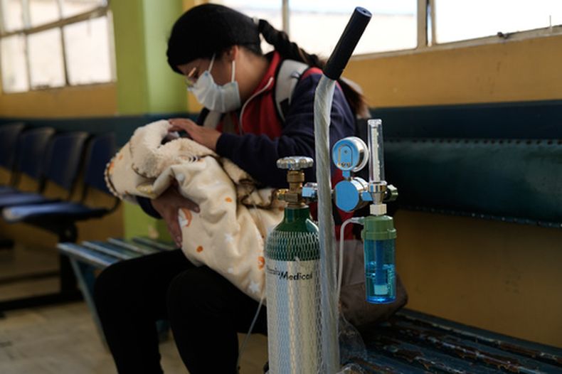 Magaly Quispe sostiene a su bebé Aron, de cinco meses, quien fue operado del corazón y necesita oxígeno, en La Paz, Bolivia, el martes 19 de mayo de 2026, en medio de lo que los médicos describen como escasez de oxígeno medicinal causada por los bloqueos de carreteras de manifestantes que exigen la renuncia del presidente. (Foto AP/Freddy Barragán)