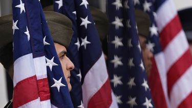 Soldados esperan el arribo del presidente Donald Trump para pronunciar el discurso del Día de los Caídos en Guerras, en el Cementerio Nacional de Arlington, el 26 de mayo de 2025, en Virginia. (AP Foto/Julia Demaree Nikhinson)
