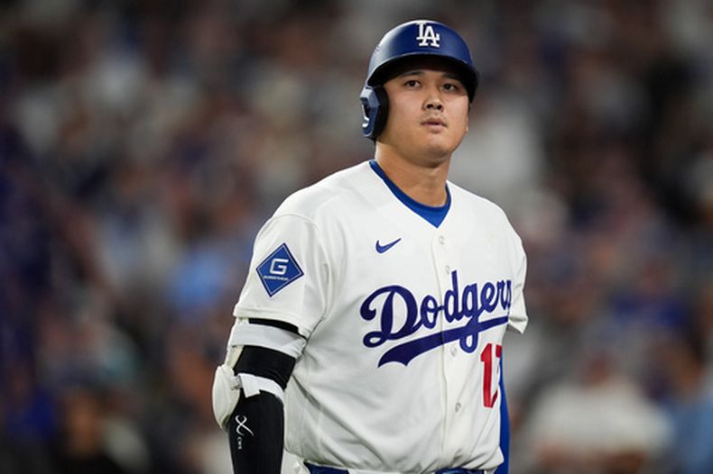 Shohei Ohtani de los Dodgers de Los Ángeles tras poncharse en el séptimo inning del cuarto juego contra los Cerveceros de Milwaukee en la Serie de Campeonato de la Liga Nacionall, el jueves 15 de octubre de 2026, en Los Ángeles. (AP Foto/Gregory Bull)