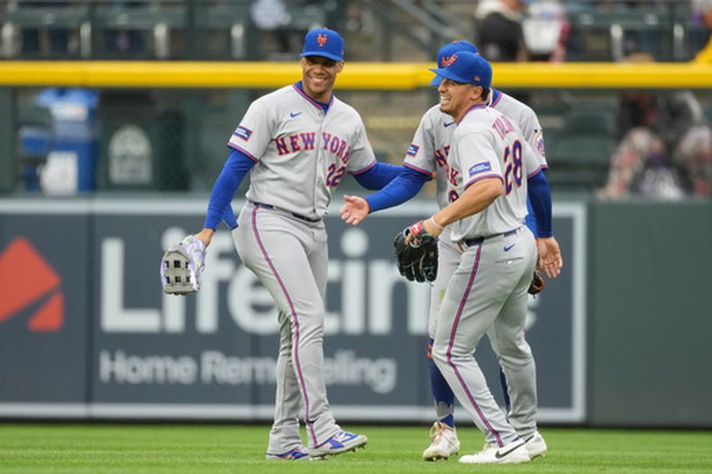 De izquierda a derecha, los jardineros Juan Soto, Carson Benge y Tyrone Taylor celebran la victoria de los Mets de Nueva York ante los Rockies de Colorado, el lunes 4 de mayo de 2026, en Denver. (AP Foto/David Zalubowski)