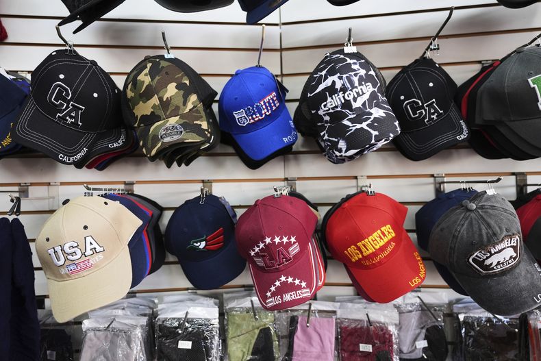Gorras importadas de China, en una tienda en Toy District, Los Ángeles, el 9 de abril de 2025. (AP Foto/Jae C. Hong)