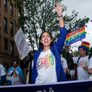 Una latina socialista democrática de 28 años derrota a un veterano congresista de Nueva York