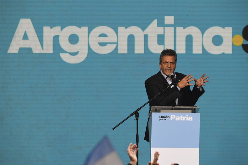 Sergio Massa, ministro de Economía y candidato presidencial del partido gobernante, habla con sus partidarios en la sede de su campaña después de las elecciones generales en Buenos Aires, Argentina, el domingo 22 de octubre de 2023. (AP Foto/Gustavo Garello)