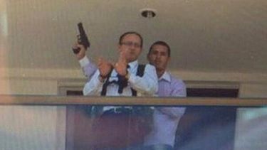 americateve | El hombre, armado, exhibe en el balcón de su habitación a un empleado esposado y con un chaleco con supuesta dinamita. Unas 300 personas, entre huéspedes y personal, fueron evacuadas del edificio