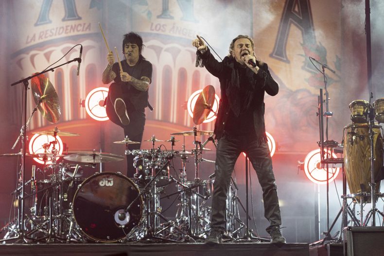 ARCHIVO - Alex González, a la izquierda, y Fher Olvera de la banda de rock mexicana Maná se presentan en Los Ángeles Forum el 15 de noviembre de 2021, en Inglewood, California. (Foto Willy Sanjuan/Invision/AP, archivo)