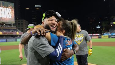 Jackson Chourio de los Cerveceros de Milwaukee celebra con familiares el conseguir el pase a la Serie de Campeonato de la Liga Nacional tras eliminar a los Padres de San Diego, el miércoles 7 de octubre de 2026, en San Diego. (AP Foto/Derrick Tuskan)