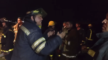 video muestra un militar castrista obligando a los bomberos a inmolarse en matanzas