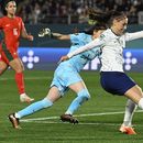 Alex Morgan, de la selección de Estados Unidos, tira a gol durante el partido del Mundial ante las portuguesas, el martes 1 de agosto de 2023, en Auckland, Nueva Zelanda (AP Foto/Andrew Cornaga)